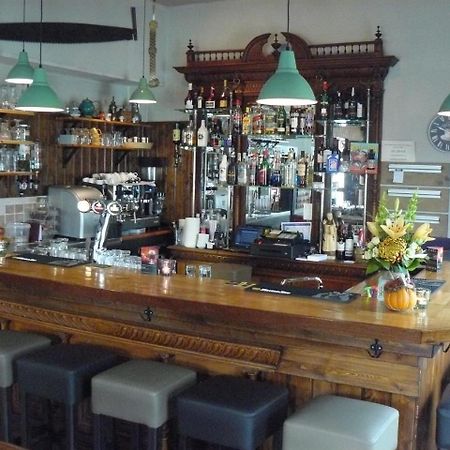 Eetcafe/Pension Nooitgedacht Strijen Exteriör bild