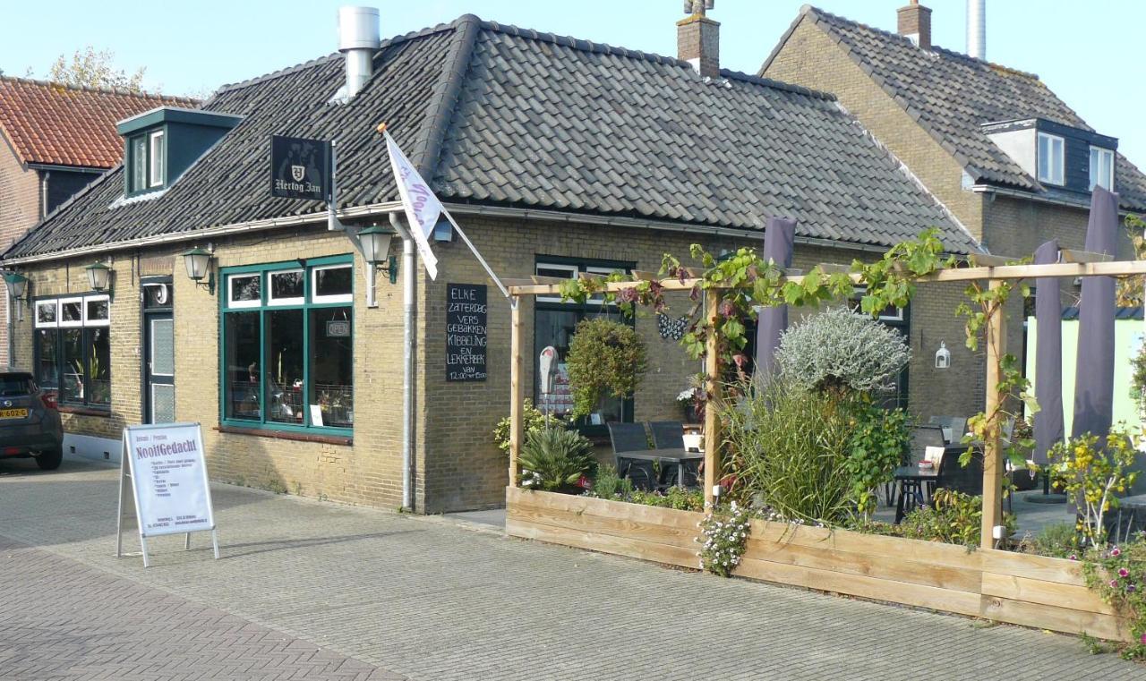 Eetcafe/Pension Nooitgedacht Strijen Exteriör bild